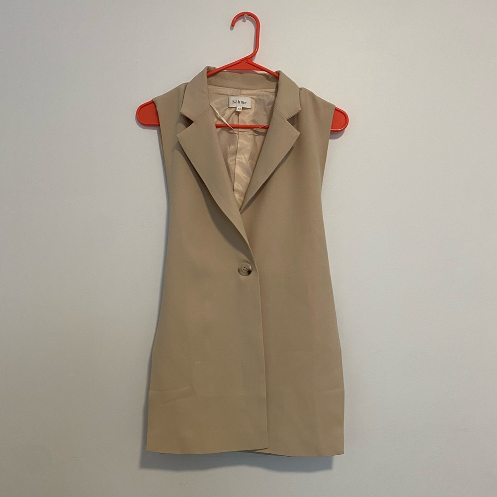 Sleeveless blazer
